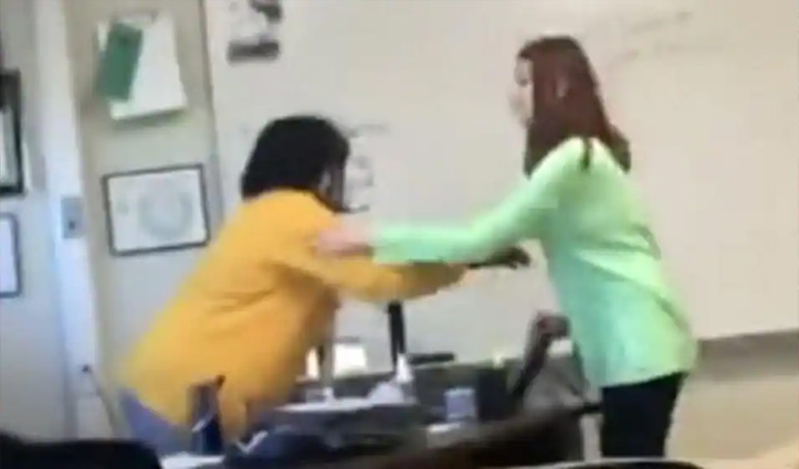 भरी क्लास में स्टूडेंट ने टीचर को तमाचा मार दिया, देखें वायरल वीडियो