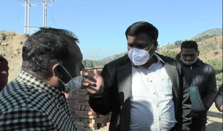 हिमाचल: तहसीलदार के कामचोरी पर भड़के सी पालरासु, वीडियो हुआ वायरल