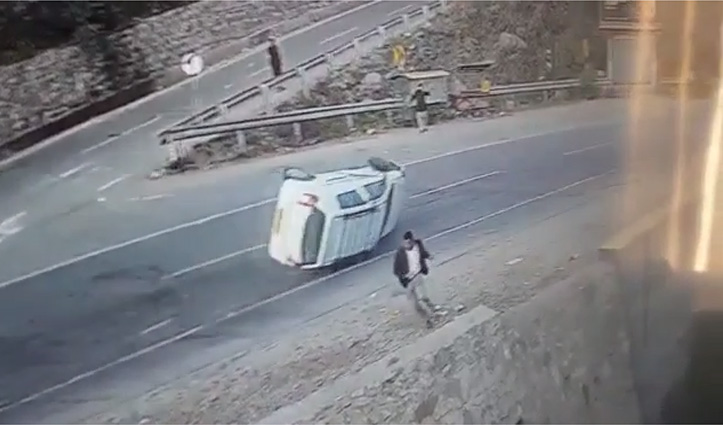 हिमाचल: सड़क पर पलट कर स्किड होती चली गई कार, सीसीटीवी में कैद हुई घटना