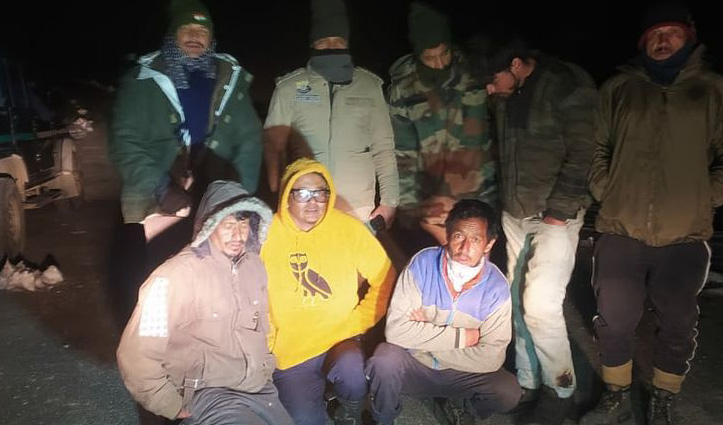 हिमाचल: पुलिस ने शिंकुला दर्रे से रेस्क्‍यू किए 4 लोग