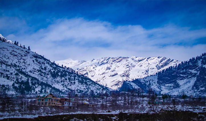 हिमाचल: पहाड़ों ने ओढ़ी बर्फ की सफेद चादर, खुशी से झूम उठे सैलानी
