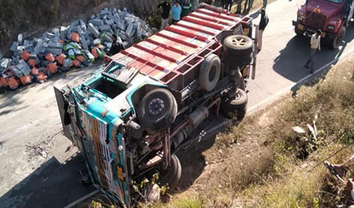 हिमाचल: ट्रक को पलटता देख चालक ने लगाई छलांग, चपेट में आने से मिली दर्दनाक मौत