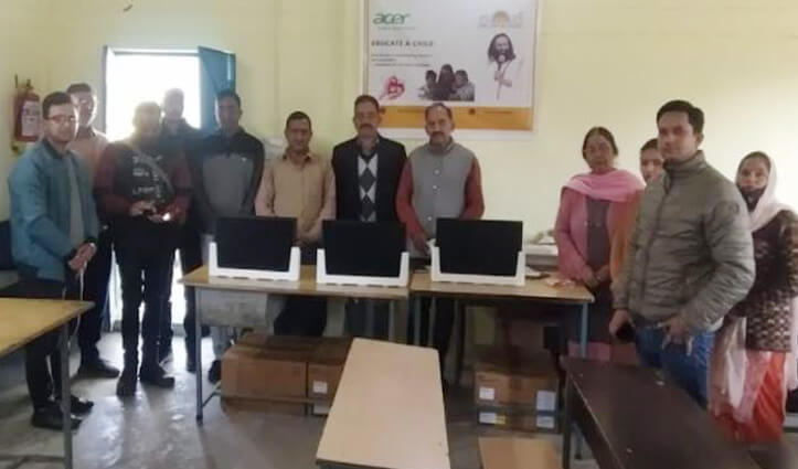 हिमाचल: आर्ट ऑफ लिविंग ने गोपालपुर स्कूल को दिए कंप्यूटर