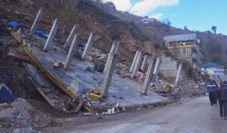 हिमाचलः कोटखाई में देखते ही देखते  गिर गया तीन मंजिला मकान 