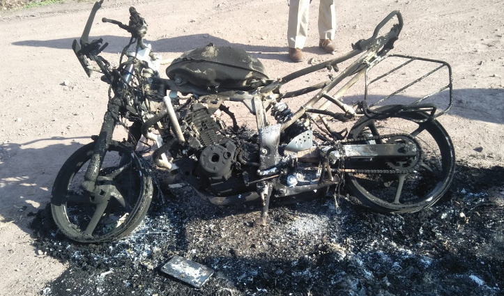 हिमाचल: फोन पर धमकी, और देखते ही देखते सड़क किनारे खड़ी बाइक बन गई आग का गोला