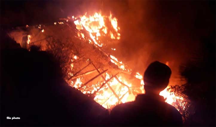 हिमाचल में दो मकानों में लगी आग, जिंदा जला व्यक्ति, दो बाइकें भी हुई राख