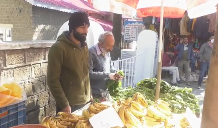 हिमाचल: हॉकी का नेशनल खिलाड़ी सुनील रेहड़ी पर बेच रहा फल और सब्जियां