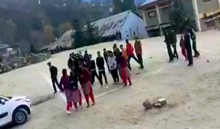 हिमाचलः गर्ल्ज गैंग में हुआ पंगा, देखने के लिए लोगों की लग गई भीड़