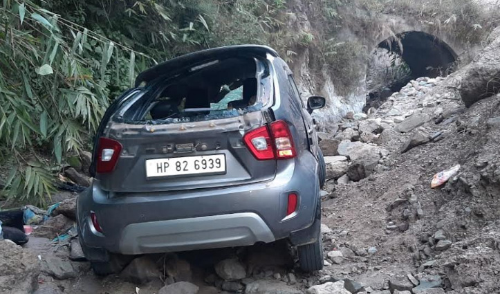 हिमाचल: नाले में गिरी अनियंत्रित कार, मां की मौत, बेटा, बहू और पोता घायल