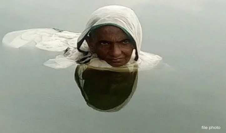 पूरा दिन तालाब में रहती है ये महिला, कहानी जानकर रह जाएंगे दंग