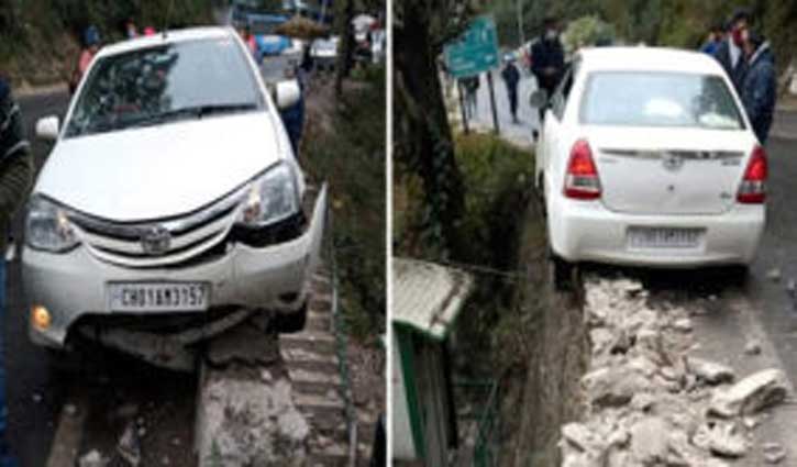हिमाचल: पैरापिट को तोड़ हवा में लटकी पर्यटकों की कार, आगे थी 100 मीटर खाई