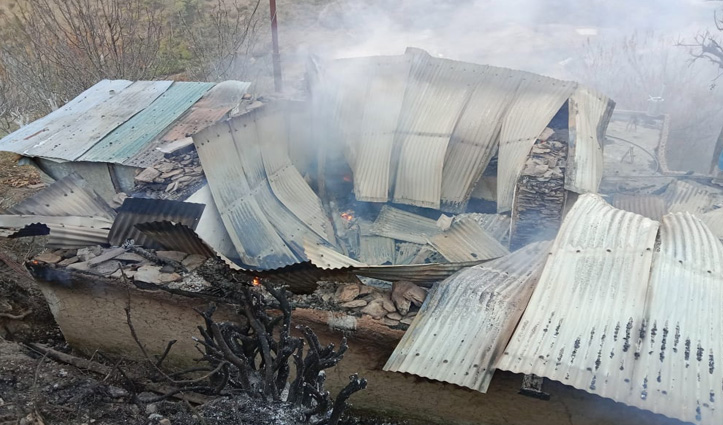 हिमाचल में भीषण अग्निकांड, सर्दी के मौसम में दो परिवारों की छिन गई छत