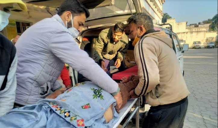 हिमाचल में कार व स्कूटी की टक्कर, महिला गंभीर घायल; व्यक्ति को भी आई चोटें