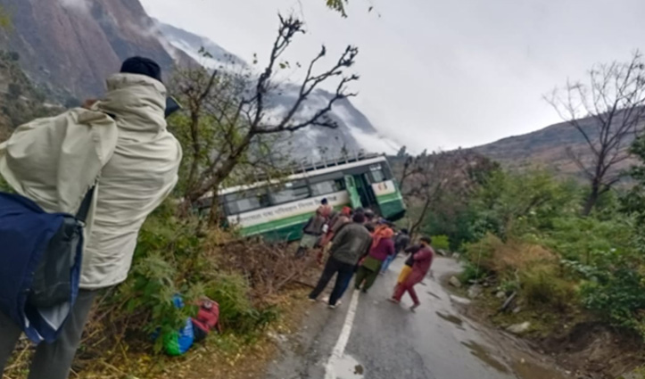 हिमाचलः सड़क से नीचे उतर गई एचआरटीसी की बस, मच गई चीखोपुकार -देखें वीडियो