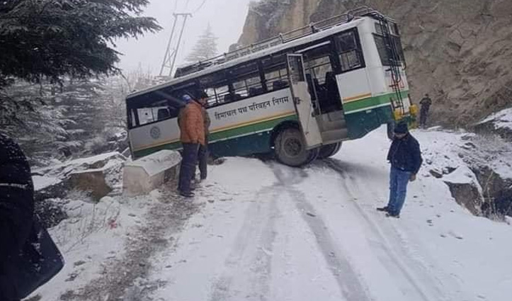 हिमाचल में बड़ा हादसा होने से टला, बर्फ पर फिसली एचआरटीसी की बस
