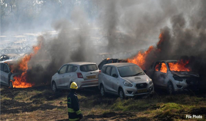 यहां मनाया गया नए साल का ‘अनोखा’ जश्न, 874 कारों को लगा दी आग