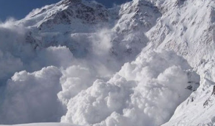 लाहुल-स्पीति में दो जगह गिरे हिमखंड, केलांग-मनाली सड़क बंद
