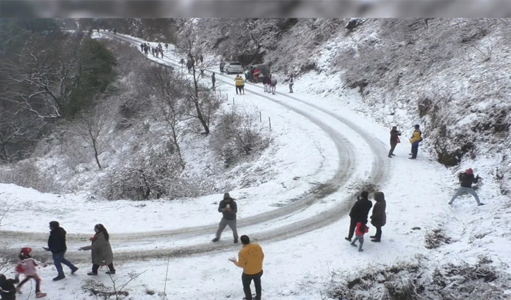 हिमाचल: शिमला सहित प्रदेश के ऊंचाई वाले क्षेत्रों में बर्फबारी, बारिश ने भी बढ़ाई मुश्किलें