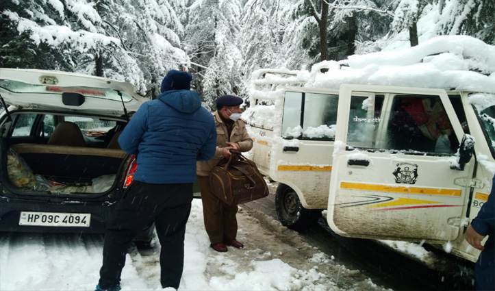बर्फबारी के बीच गर्भवती महिला के लिए फरिश्ता बन पहुंची शिमला पुलिस