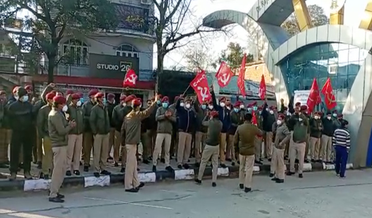 हिमाचलः टांडा मेडिकल कॉलेज के सुरक्षाकर्मी नारेबाजी के बाद हड़ताल पर बैठे