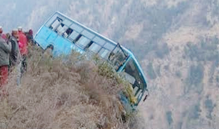 हिमाचल: एचआरटीसी की अनियंत्रित बस सड़क से लुढ़क कर पहाड़ी पर लटकी, अटकी सांसें