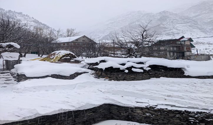 हिमाचल में बदला मौसमः लाहुल व कुल्लू में बर्फबारी, जलोड़ी दर्रा पर आवाजाही हुई बंद