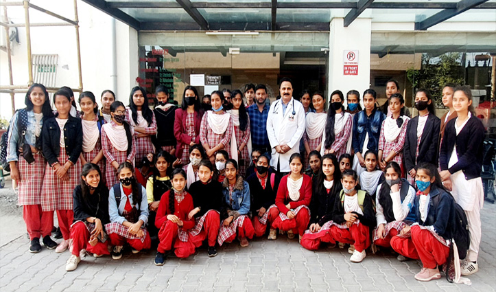 देहरा स्कूल के छात्र पहुंचे श्रीबालाजी अस्पताल, डॉ राजेश से की चर्चा