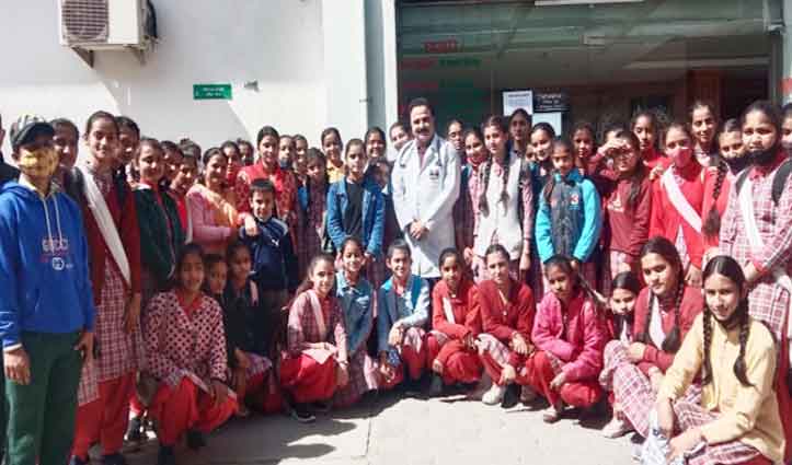 गलोड स्कूल के छात्र पहुंचे श्रीबालाजी अस्पताल, डॉ राजेश से की चर्चा