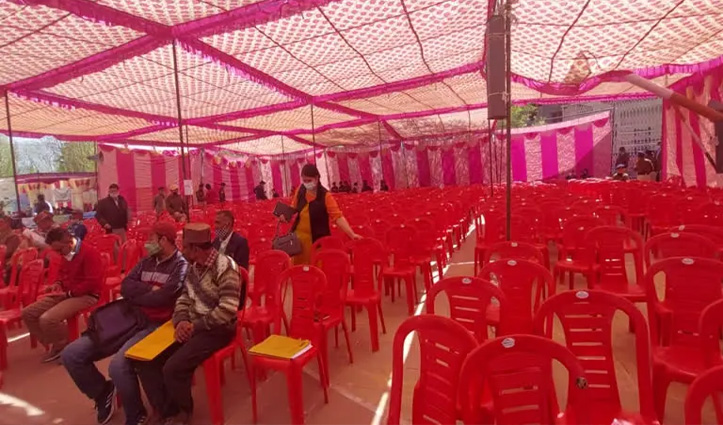 हिमाचल: जनमंच कार्यक्रम में नहीं दिखी जनता, पूरे पंडाल की कुर्सियां रह गई खाली