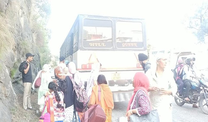 हिमाचल में पर्यटकों से भरी बस ने पहले कार फिर ट्रक को मारी टक्कर, 8 घायल