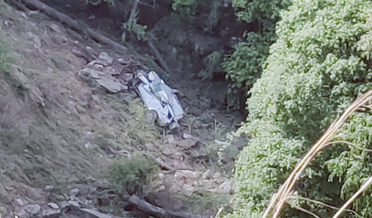 हिमाचल में हादसाः खाई में गिरी कार दो की मौत, शादी से लौट रहे थे घर