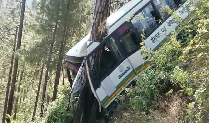 हिमाचलः एचआरटीसी की बस हादसे का शिकार, सड़क से उतर पेड़ से अटकी