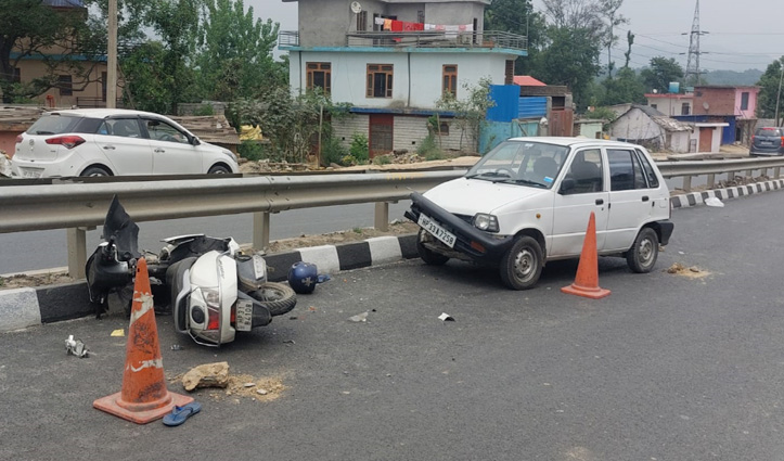 हिमाचल में हादसाः स्कूटी सवार ने अस्पताल में तोड़ा दम, कार से हुई थी टक्कर