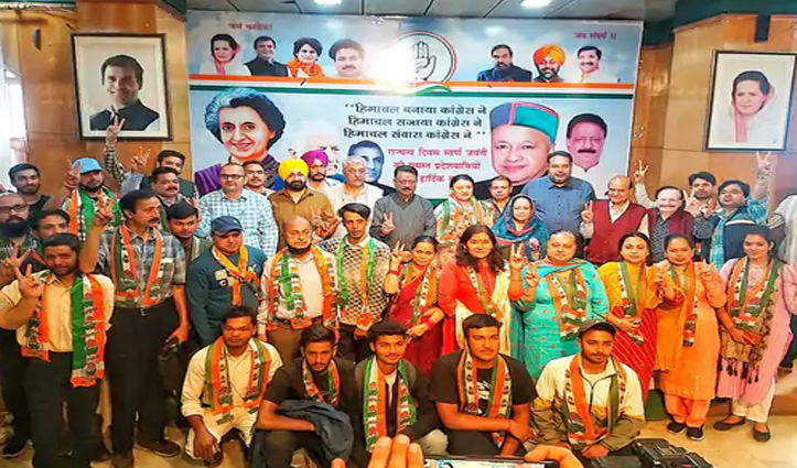 शिमला नगर निगम चुनाव से पहले पूर्व माकपा पार्षद ने समर्थकों के साथ थामा कांग्रेस का दामन