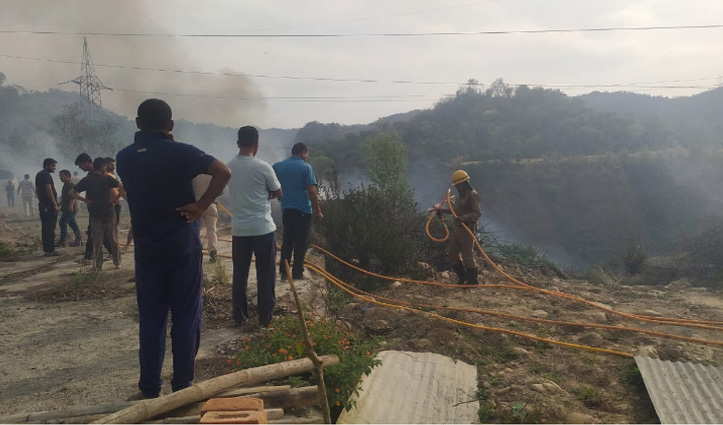 हिमाचल: जोगिंद्रनगर के 100 मेगावाट चूल्ला प्रोजेक्ट के पास भड़की भीषण आग