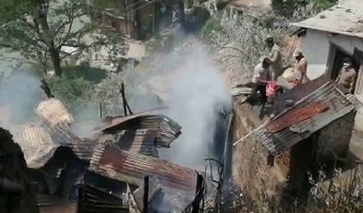 शिमला के कृष्णानगर में आग- दो सिलेंडर फटे, 2 ढारे भी जलकर राख