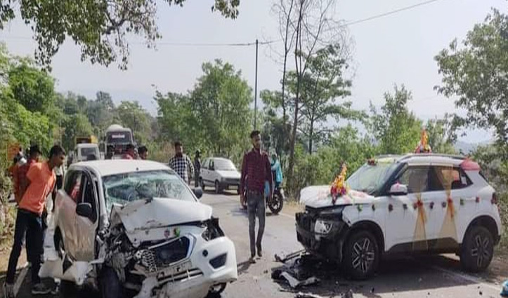 हमीरपुर में दो हादसेः भोरंज व सलोनी बाजार में टकराई गाड़ियां, उड़ गए परखच्चे