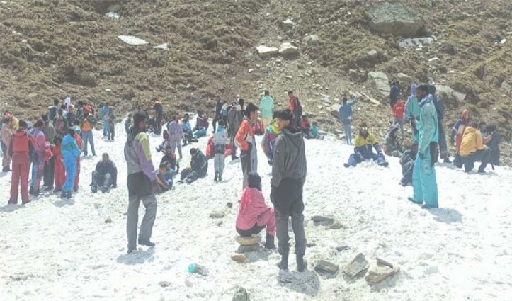 हिमाचल: पर्यटकों की पहली पसंद बनी चंद्राघाटी और कोकसर, बर्फ के बीच की मस्ती