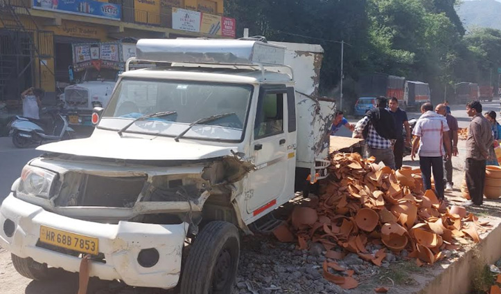 हिमाचलः चंडीगढ़ मनाली एनएच पर अनियंत्रित होकर सड़क पर पलटी जीप