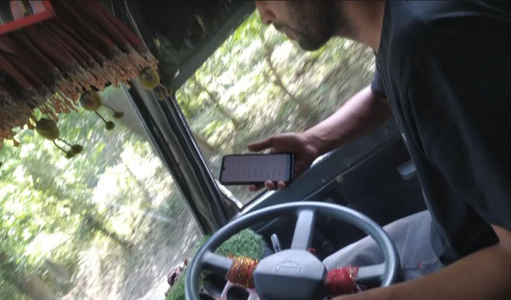 हिमाचल में एक हाथ में मोबाइल, दूसरे से स्टीयरिंग पकडे़ बस चलाते ड्राइवर का वीडियो वायरल