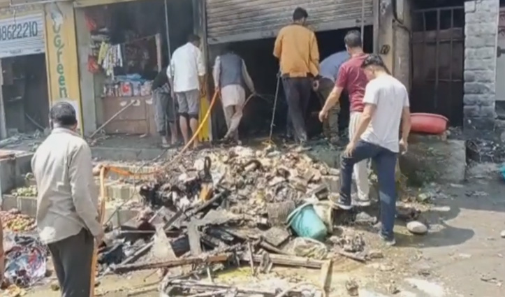 हिमाचल: आग लगने से पूरी दुकान जलकर हुई खाक, व्यापारी भी झुलसा; कबाड़ में भी भड़की आग