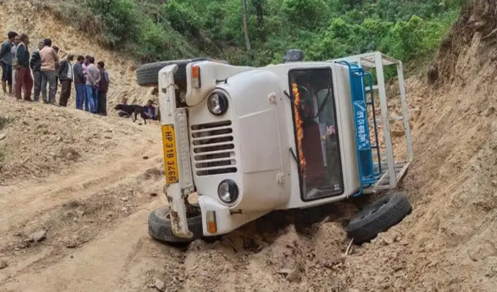 हिमाचलः सुंदरनगर में अनियंत्रित होकर पलटी पिकअप, चालक की गई जान