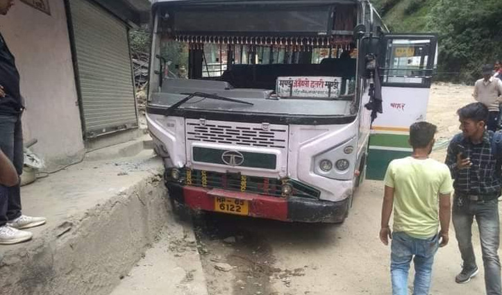 हिमाचल: सवारियों से भरी एचआरटीसी बस की ब्रेक हुई फेल, जाने पूरा मामला