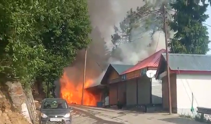 हिमाचल: जंगलों के बाद अब दुकानों में भड़की आग, सारा सामान जलकर हुआ राख