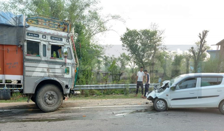 हिमाचल में हादसाः घुमारवी में ट्रक से जा टकराई कार, चालक के निकले प्राण