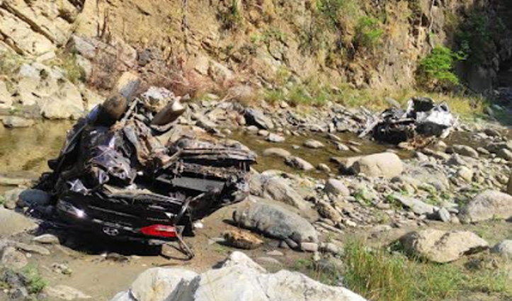 हिमाचल: 200 फीट गहरी खाई में गिरी कार, चालक की बच गई जान, जाने कैसे