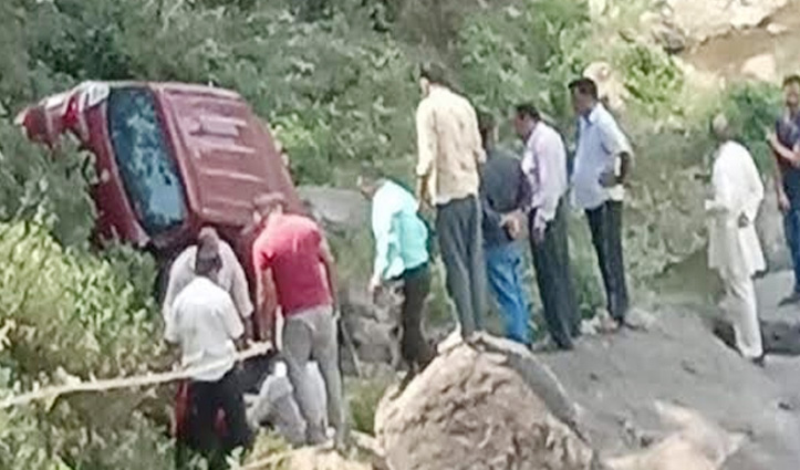हिमाचल: चलती बस में चालक को आया हार्ट अटैक, सड़क हादसे में एक गई जान; चार घायल