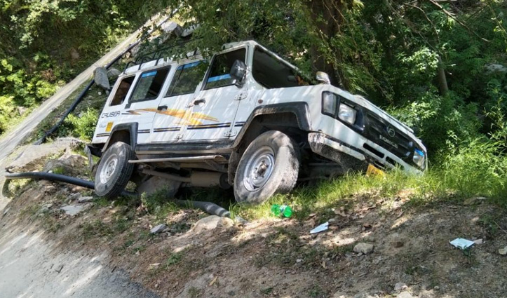 हिमाचल में टैंपो ट्रैक्स हुई दुर्घटनाग्रस्त, 12 लोग पहुंचे अस्पताल