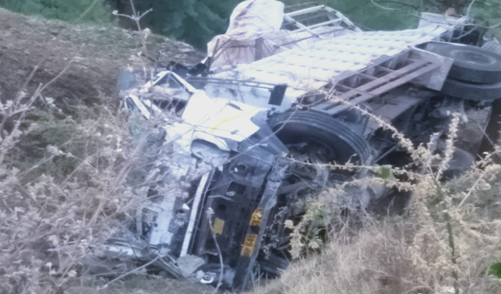हिमाचल: खाई में गिरा ट्रक, ड्राइवर ने मौके पर और कंडक्टर ने अस्पताल में तोड़ा दम