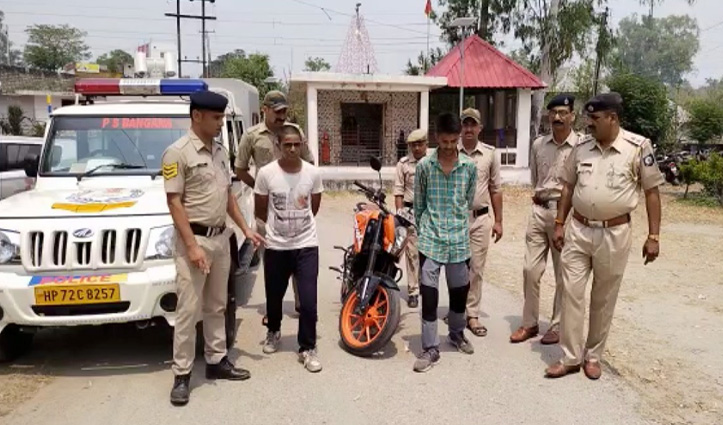 हिमाचलः पुलिस ने नशे की पुड़िया के साथ पकड़े बाइक पर जा रहे हमीरपुर के दो युवक